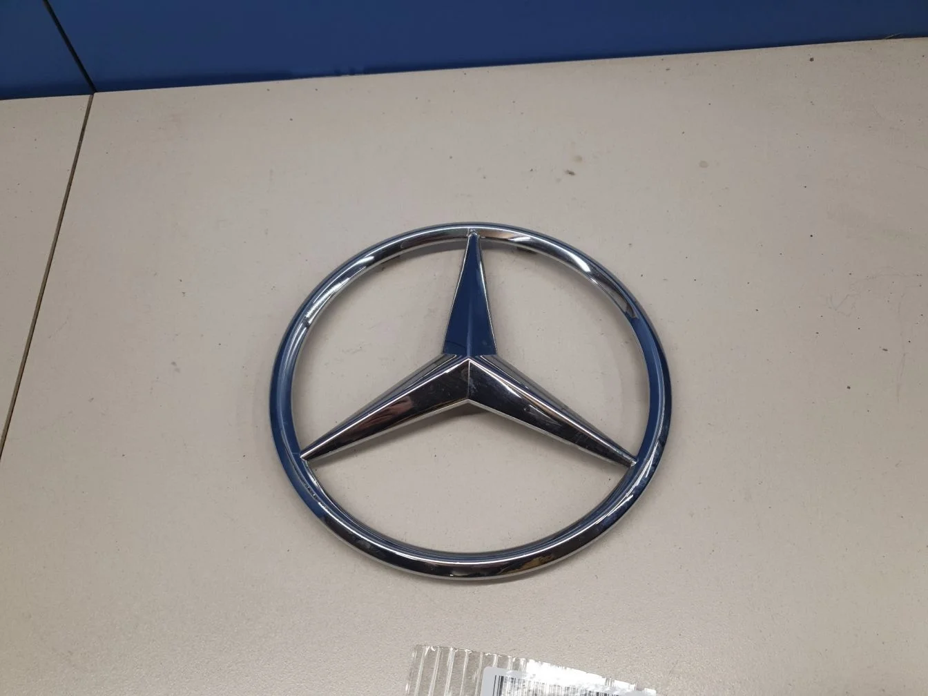 эмблема решетки радиатора a0008173200 Mercedes-Benz, купить A 000 817 32 00  – цена, применение и фото на Ferio.ru.