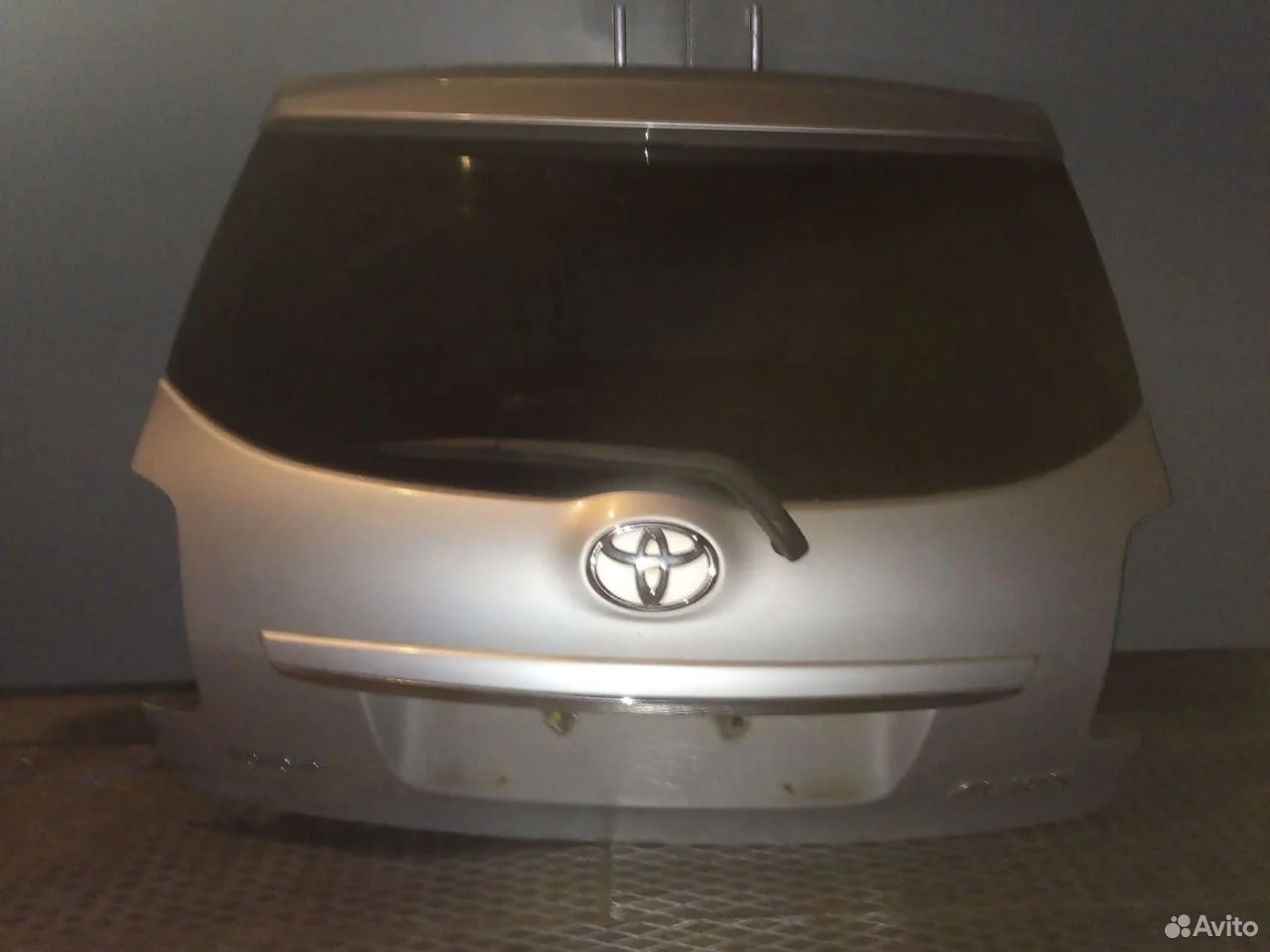 Крышка багажника.toyota auris 150/151