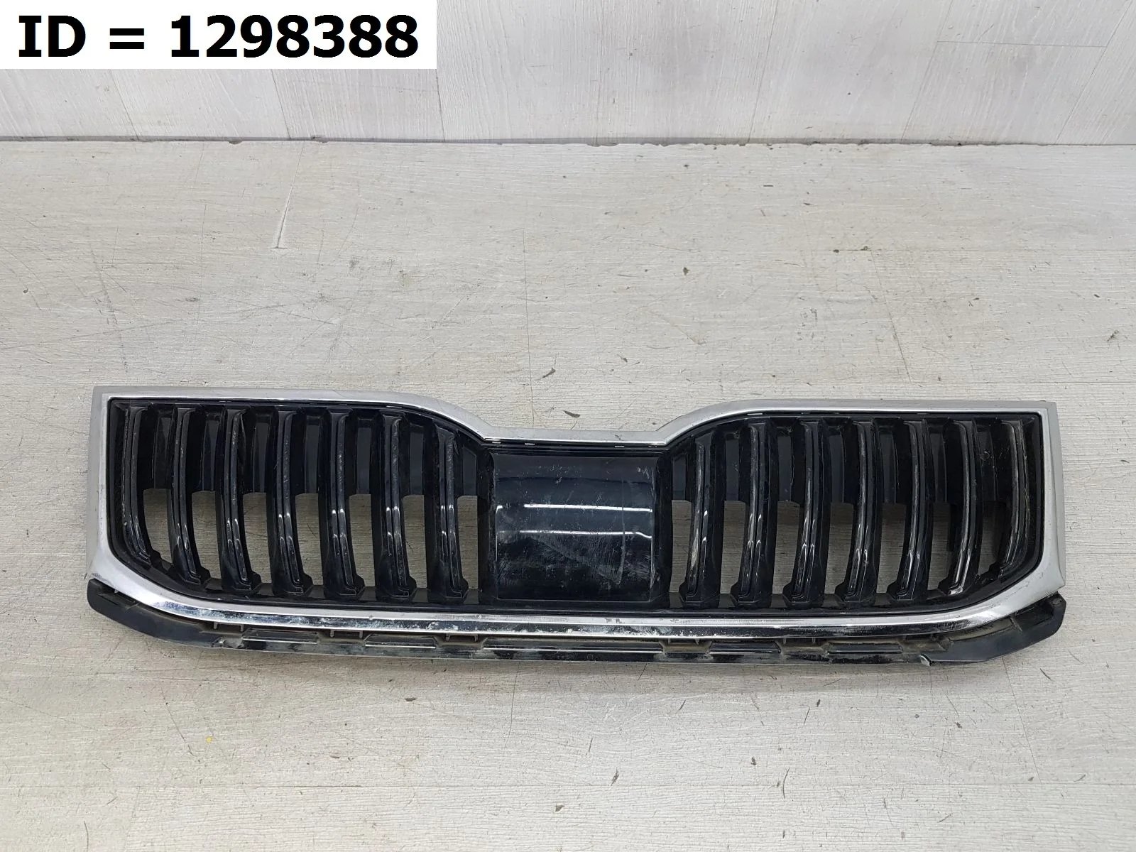 решетка радиатора Skoda OCTAVIA 3, A7, 5E, 5E5  5E0853343 2012-2020 (контрактная запчасть)