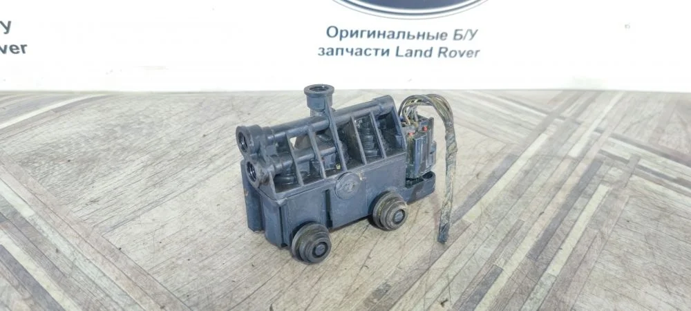 Блок клапанов подвески передний Range Rover L322