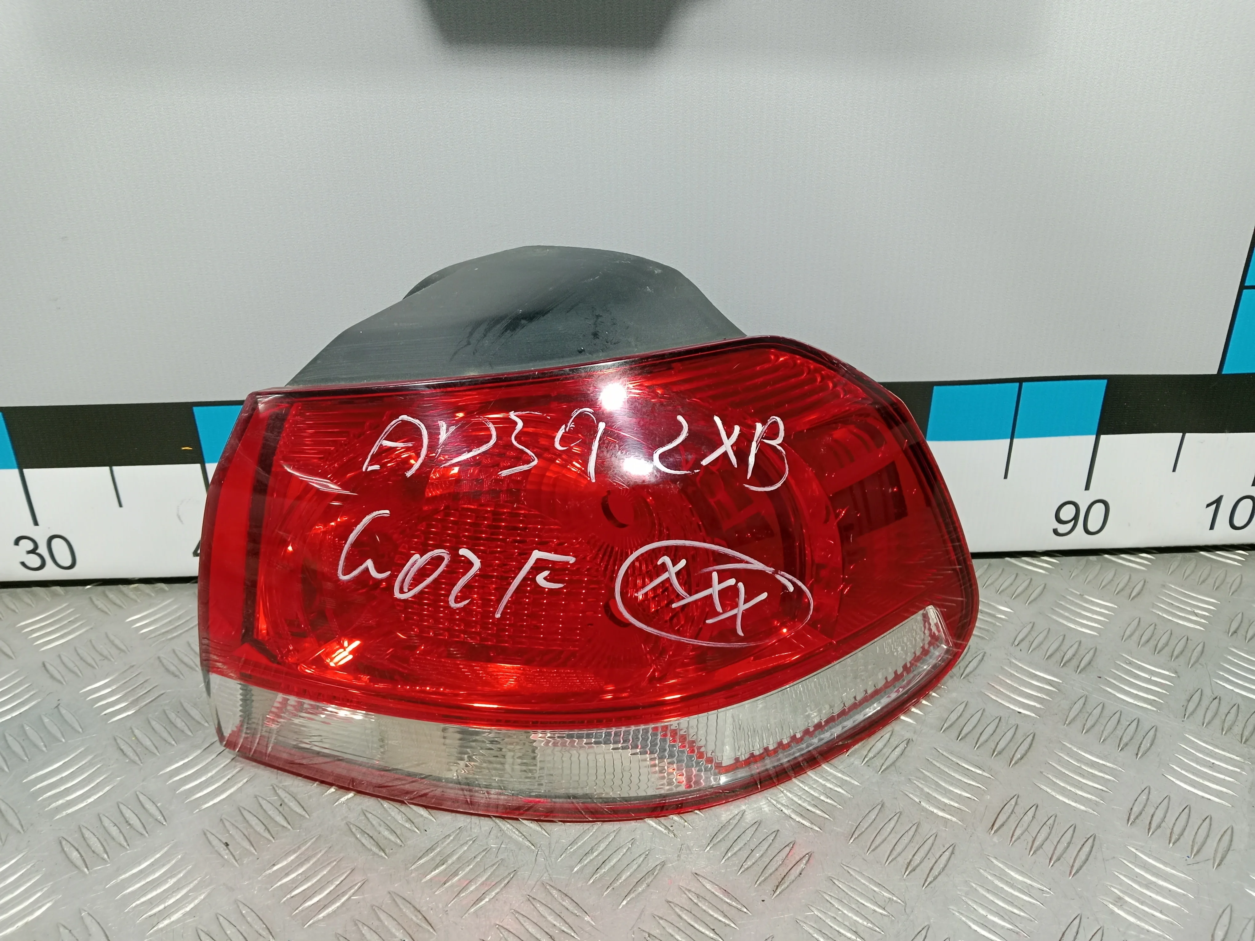 [Б/У] Фонарь задний наружный правый VW Golf VI - Трещинки на стекле, без платы [Незначительные дефекты]
