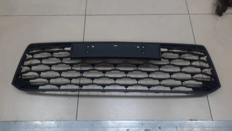 Решетка в бампер центральная Mitsubishi Pajero