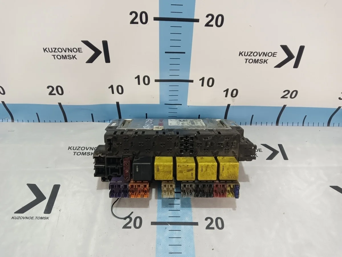 Блок предохранителей под капотом Mercedes-Benz -Class 2001 w220