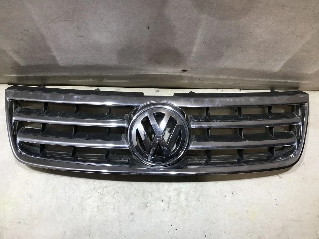 7L6853651A Решетка радиатора VW Touareg 1