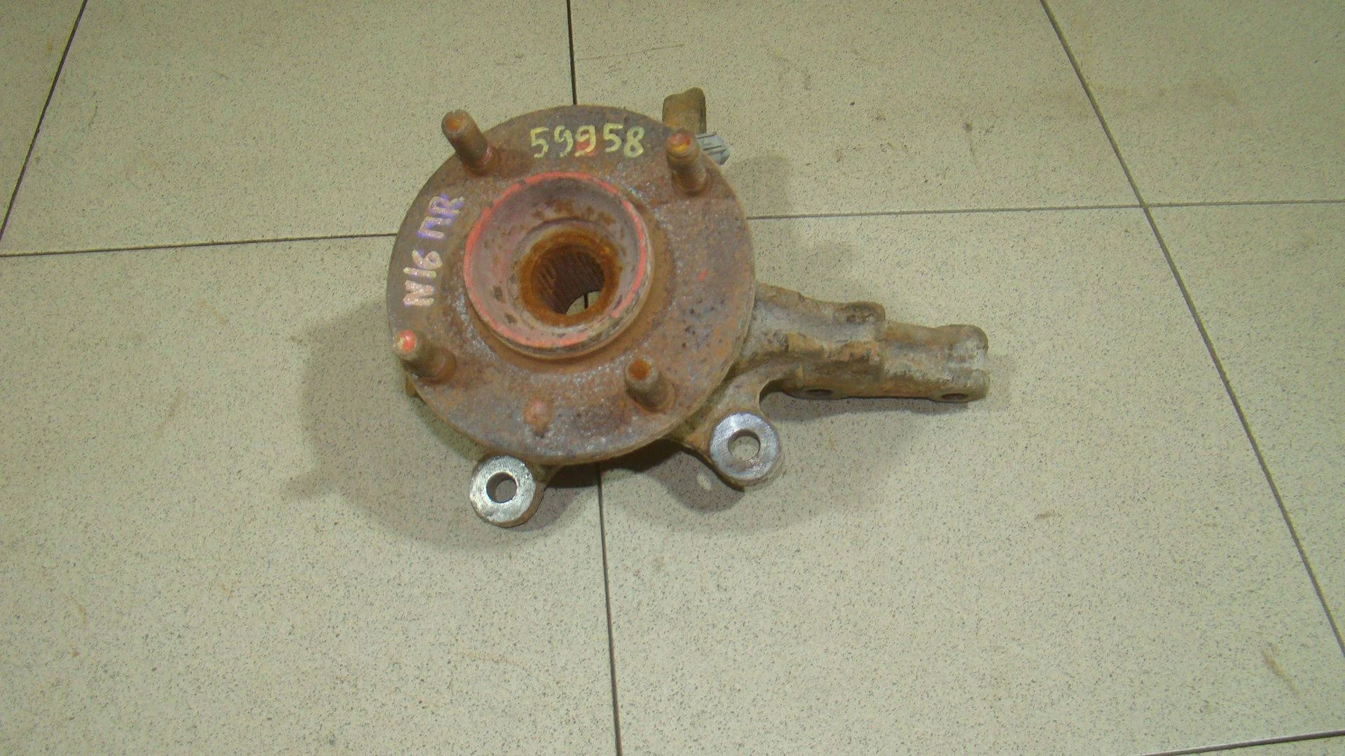 Кулак поворотный передний правый Nissan Almera (N16) 2000-2006