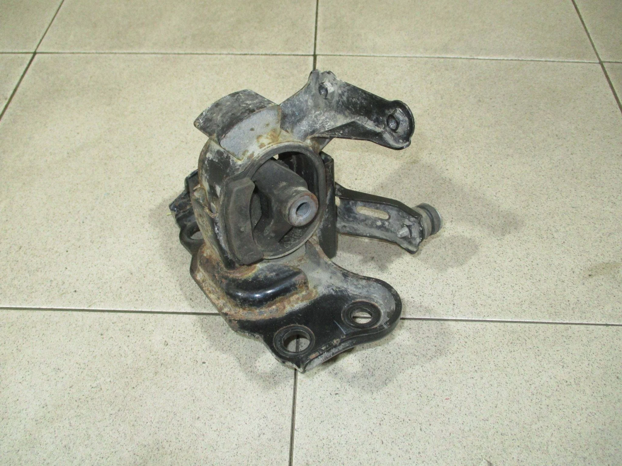 опора кпп Toyota Corolla (E150) 2006-2013