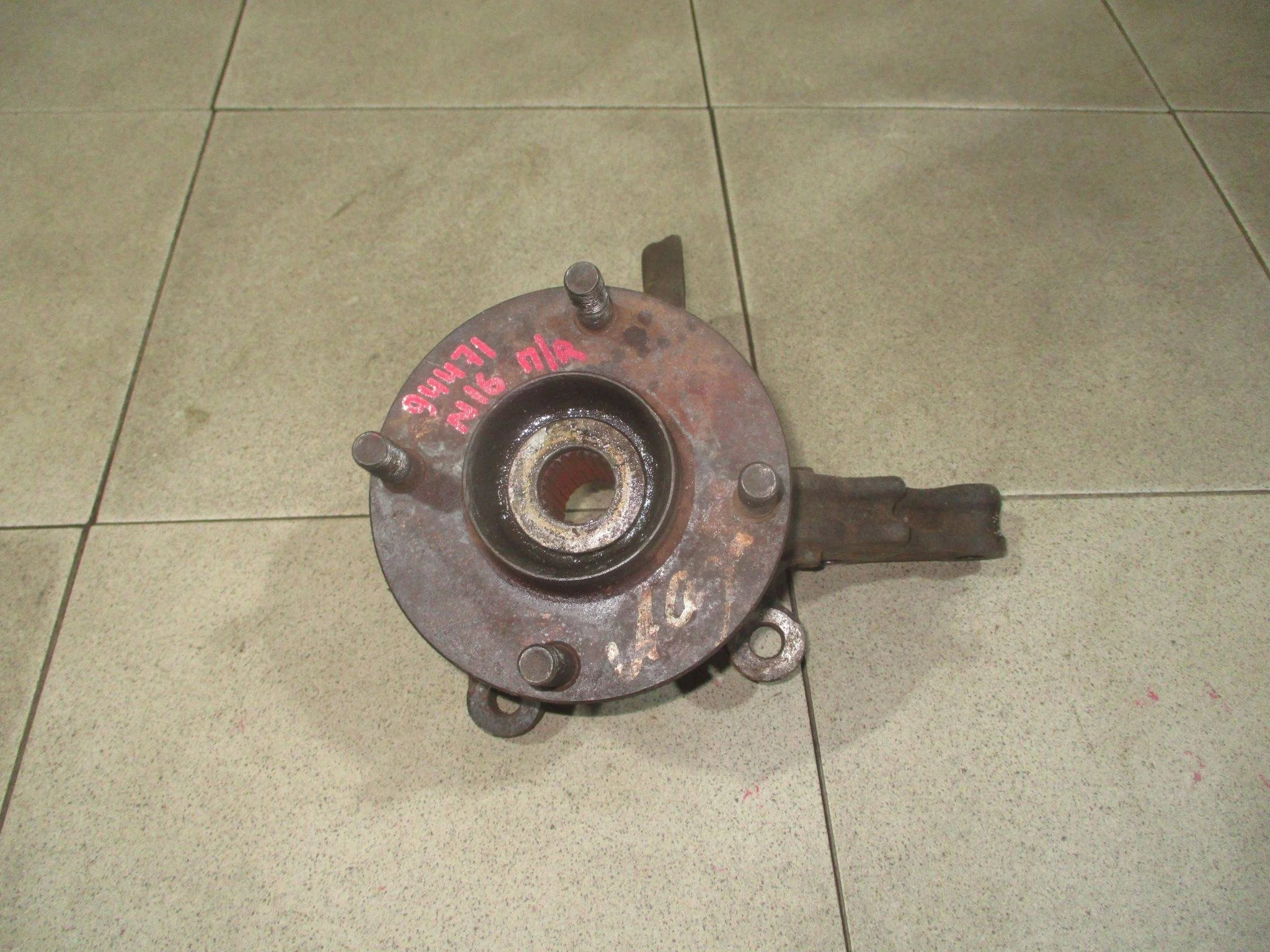 кулак поворотный Nissan Almera (N16) 2000-2006