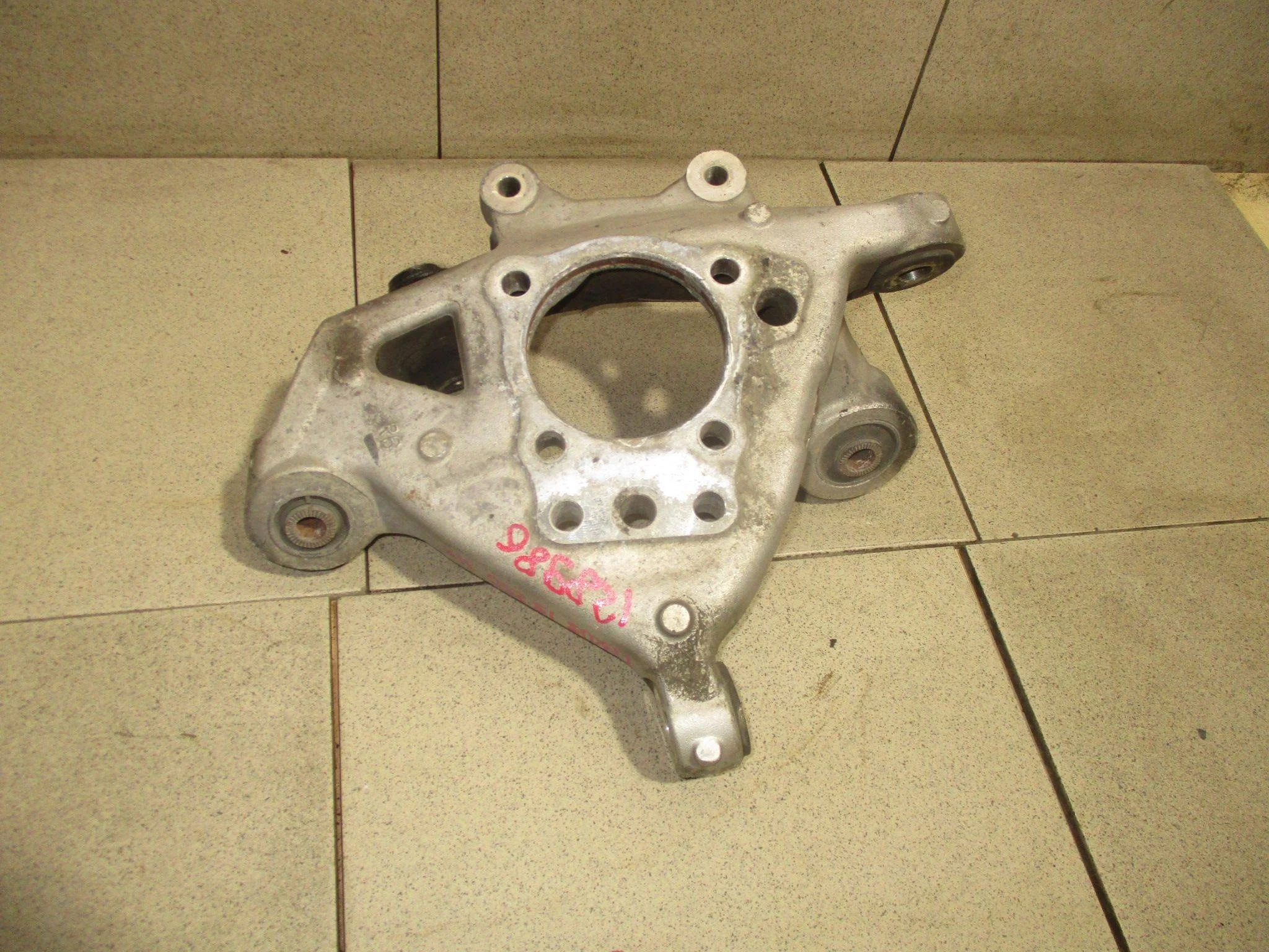 кулак поворотный Lexus IS 200/220/250/300/350 (XE20) 2005-2013