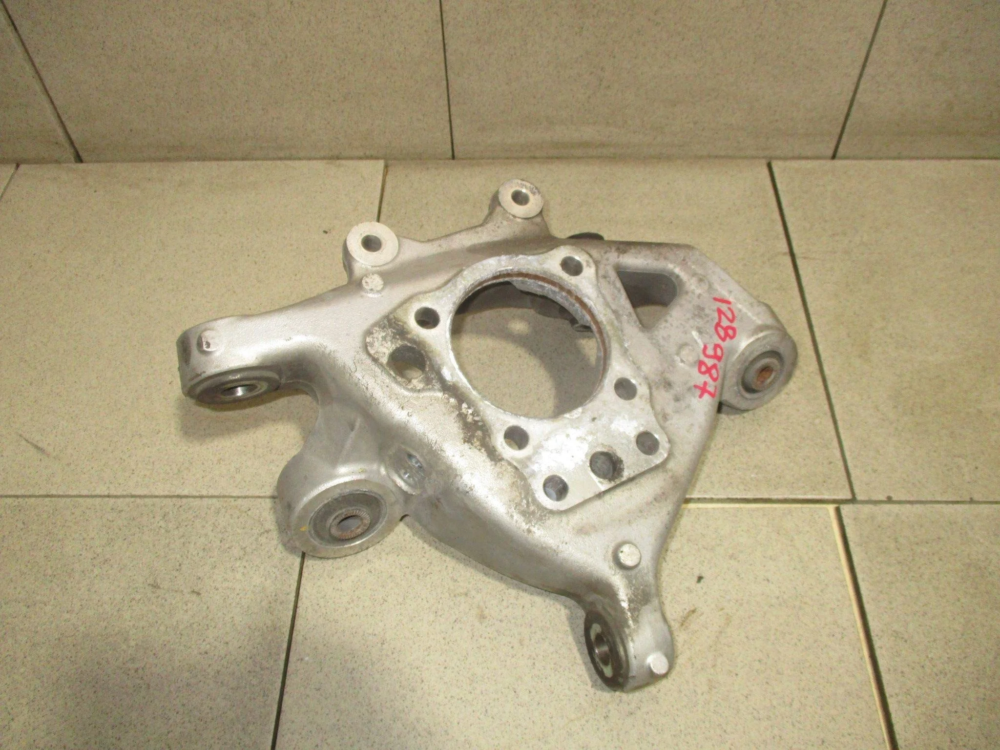 кулак поворотный Lexus IS 200/220/250/300/350 (XE20) 2005-2013