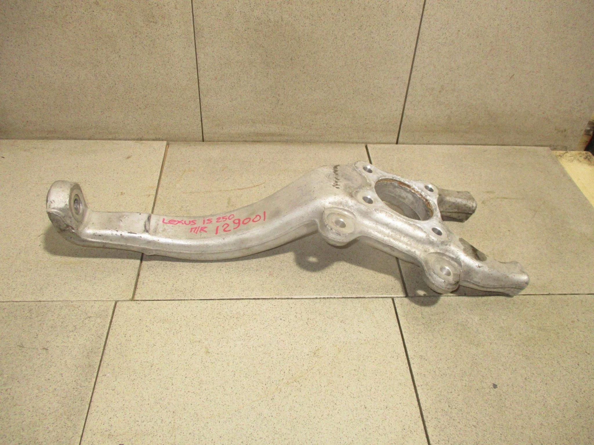 кулак поворотный Lexus IS 200/220/250/300/350 (XE20) 2005-2013