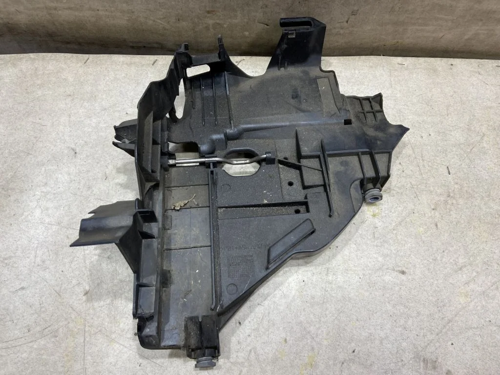 7L6941613C Кронштейн VW Touareg 1 С ДЕФЕКТОМ