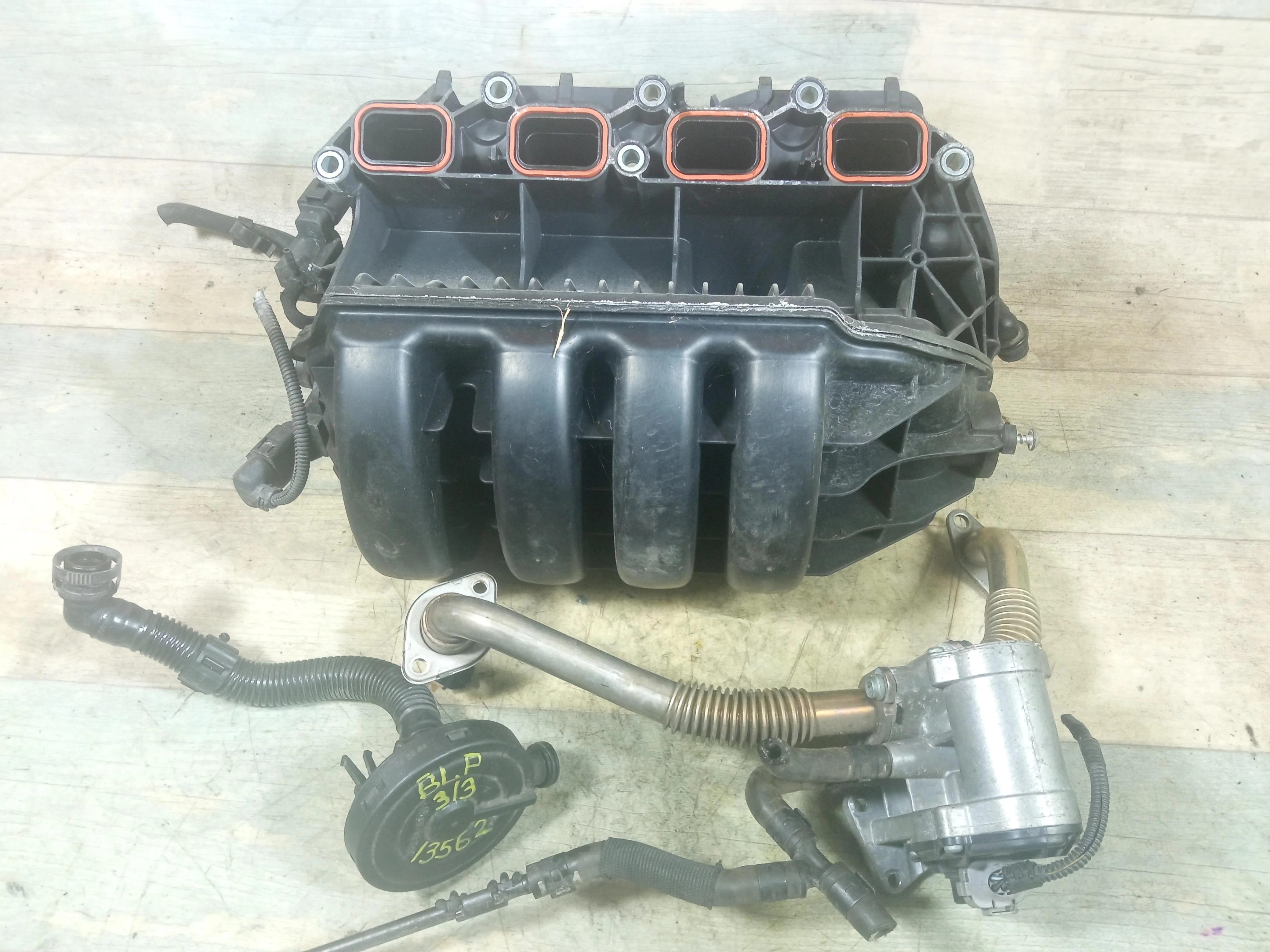 Комплект впускного колелктора VAG 1.4 1.6 VW Audi