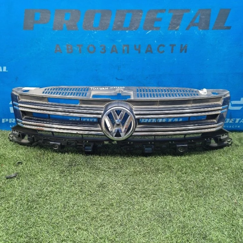 Решетка радиатора Volkswagen Tiguan