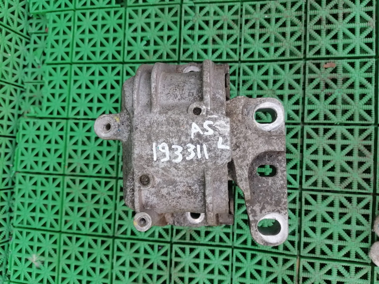 Подушка, опора двигателя AUDI A3, SKODA OCTAVIA 1Z, VOLKSWAGEN GOLF 5/5+, JETTA 5, PASSAT B6, TIGUAN, TOURAN 1,4 2004- правая вперёд б/у A3(2004-2013);OCTAVIA 1Z(2004-2012);GOLF 5(2004-2009);GOLF 5+(2005-2014);JETTA 5(2005-2009)