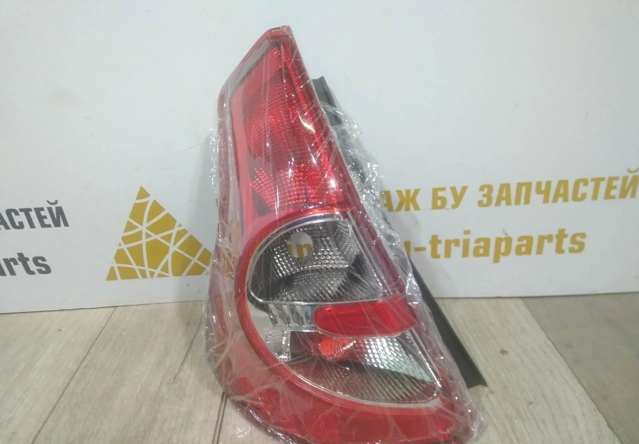 Фонарь левый Renault Sandero 1 OEM 8200734825