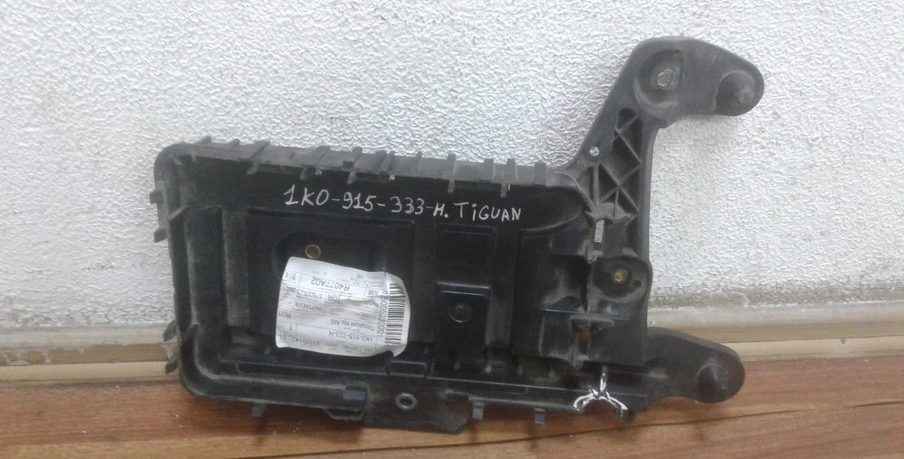 Площадка под АКБ Volkswagen Tiguan Oem 1K0915333 (слом. 1 крепл.)