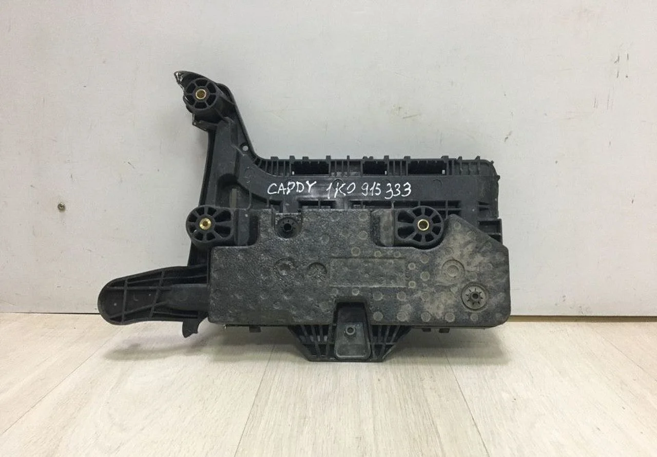 Площадка под АКБ Volkswagen Caddy 3 Oem 1K0915333 (слом.2крепл)