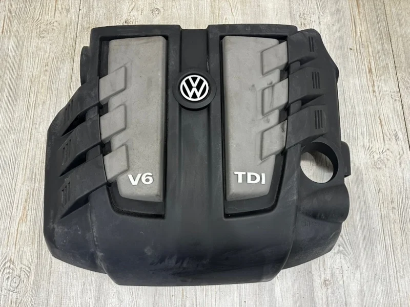 Декоративная крышка двс VW Touareg 2 2010-2018 7P