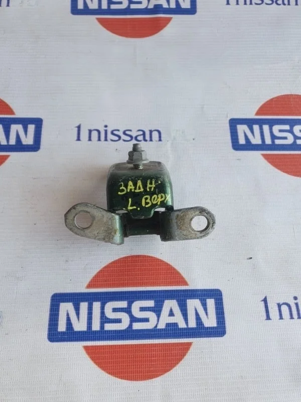 Петля двери Nissan X Trail 2002-2007 824018H700 Т30 QR20, задняя левая