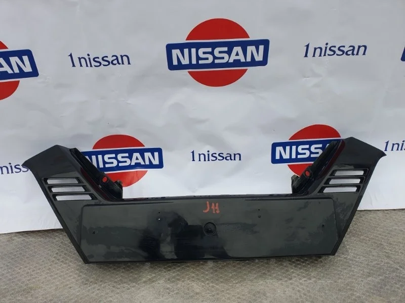 Накладка переднего бампера центральная Nissan 62070HV00A, передняя