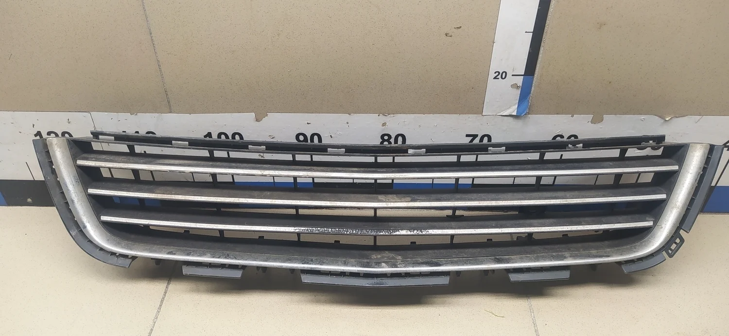 Решетка в бампер центральная Astra H / Family 2004-2015