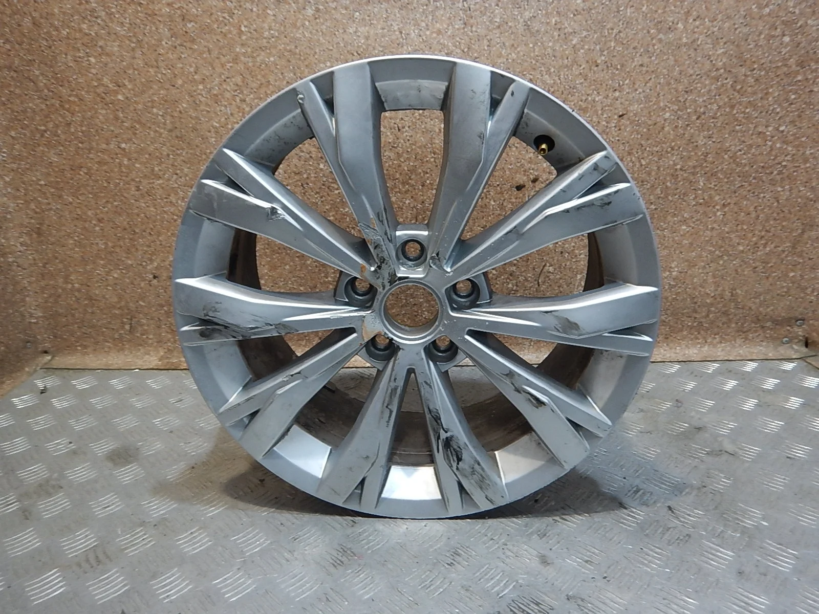 Диск колесный литой R17 5*112 j7,0 ET40 DIA57,1 (VOLKSWAGEN)