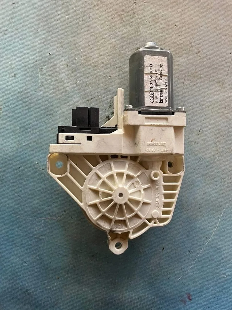 Моторчик стеклоподъемника передний левый Audi A6 / C6 4F (2004-2011) Ауди а6 с6 4ф  4F0959801D