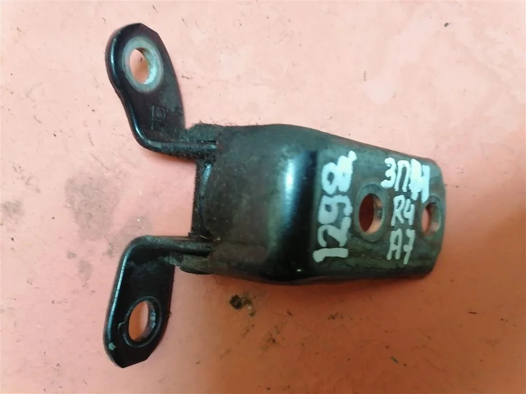 петля двери Toyota RAV 4 2006-2013