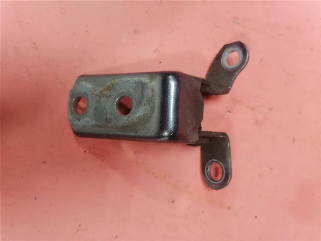 петля двери Toyota RAV 4 2006-2013