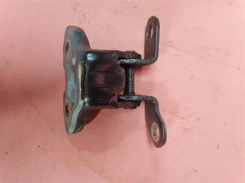 петля двери Toyota RAV 4 2006-2013