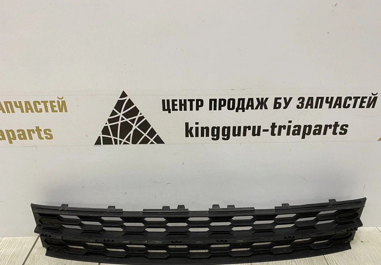 Решетка переднего бампера Skoda Octavia A7 рестайлинг OEM 5E0853677K