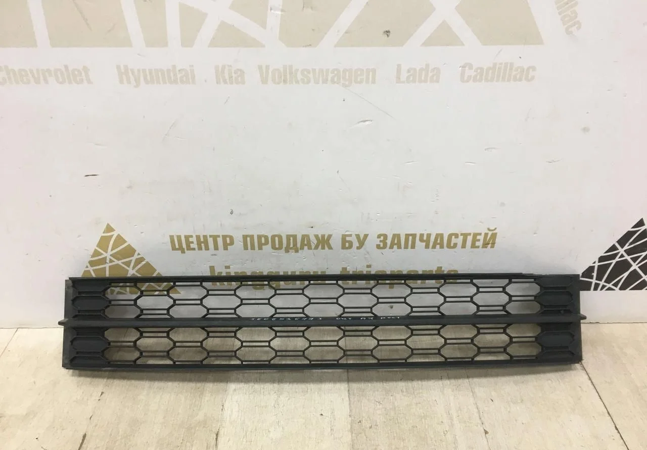 Решетка переднего бампера Skoda Octavia A7 рестайлинг OEM 5E0853677J