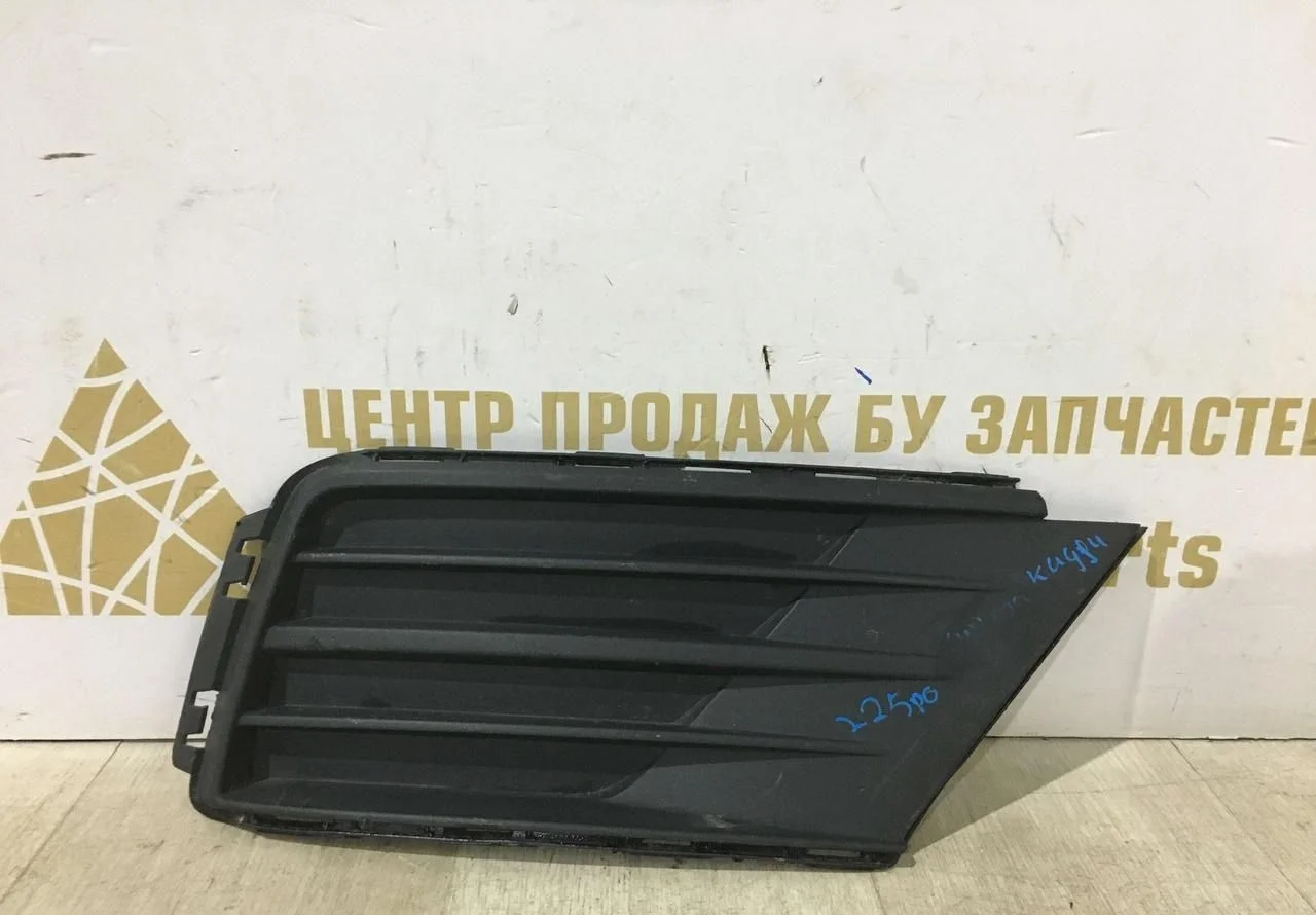 Решетка переднего бампера правая Volkswagen Caddy 4 2015  oem 2K5853666E