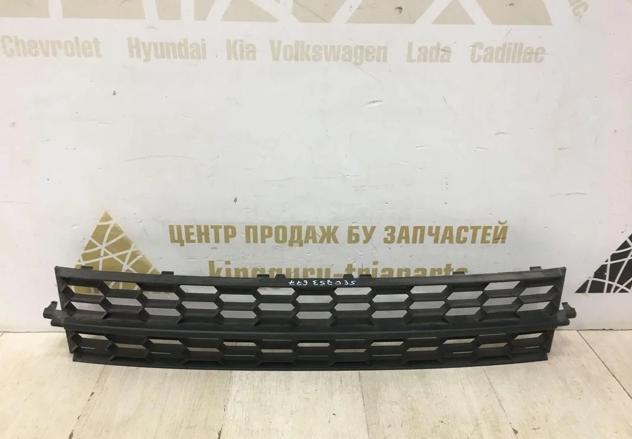 Решетка переднего бампера Skoda Octavia A7 до рестайлинг OEM 5E0853677