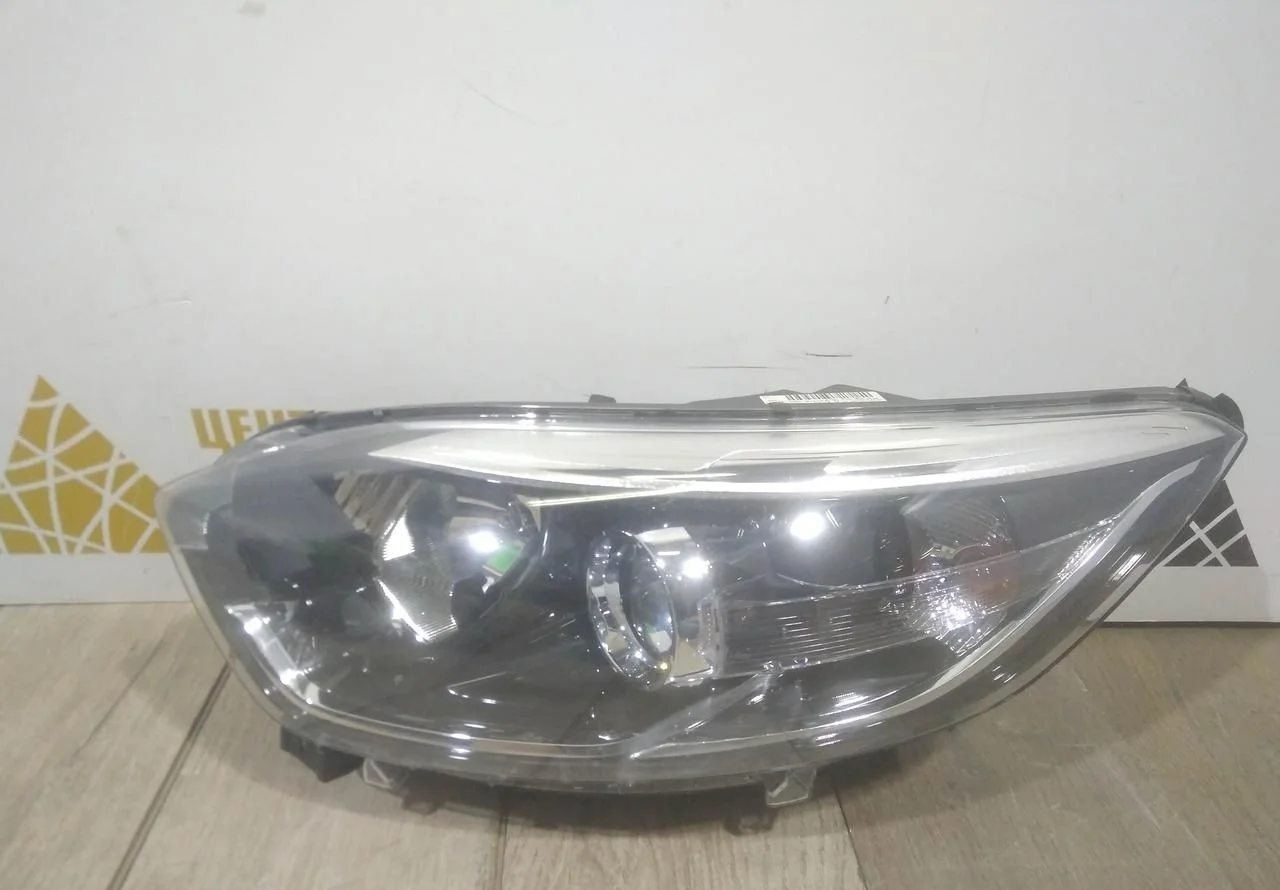 Фара левая бу Renault Kaptur OEM 260602042R