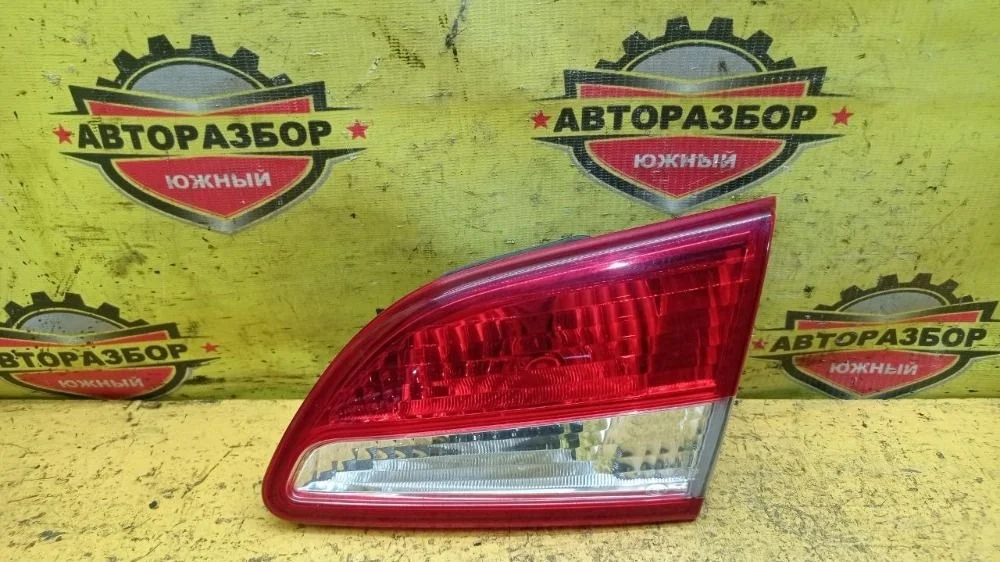 Фонарь в крышку багажника правый Nissan Almera G15